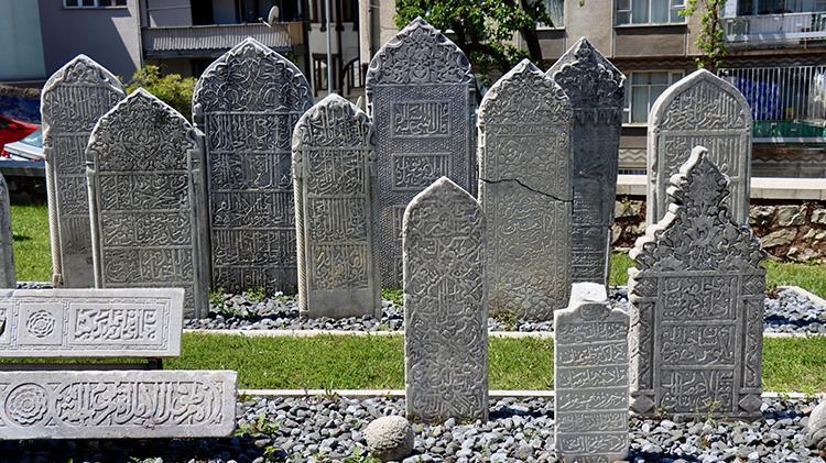 Sır gibi saklanıyordu Gün yüzüne çıktı: Fatih Sultan Mehmetin ressamının mezarı bakın nerede bulundu