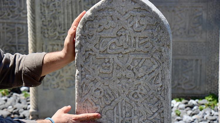 Sır gibi saklanıyordu Gün yüzüne çıktı: Fatih Sultan Mehmetin ressamının mezarı bakın nerede bulundu