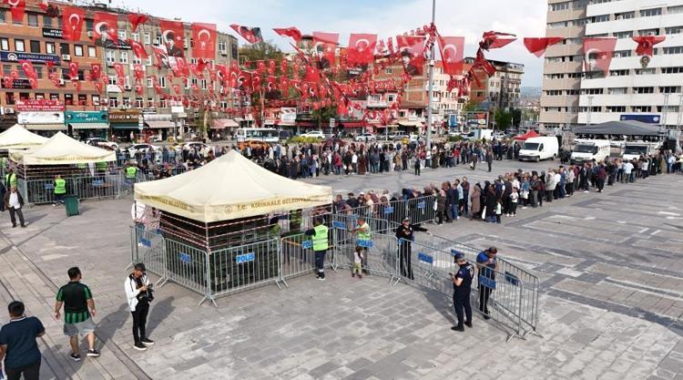 Kırıkkalede ücretsiz olduğunu duyan koştu Belediye 3 noktada dağıtım yaptı