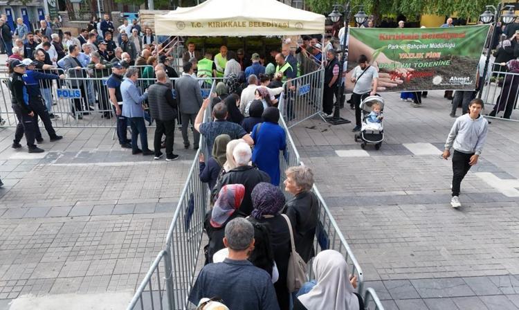 Kırıkkalede ücretsiz olduğunu duyan koştu Belediye 3 noktada dağıtım yaptı