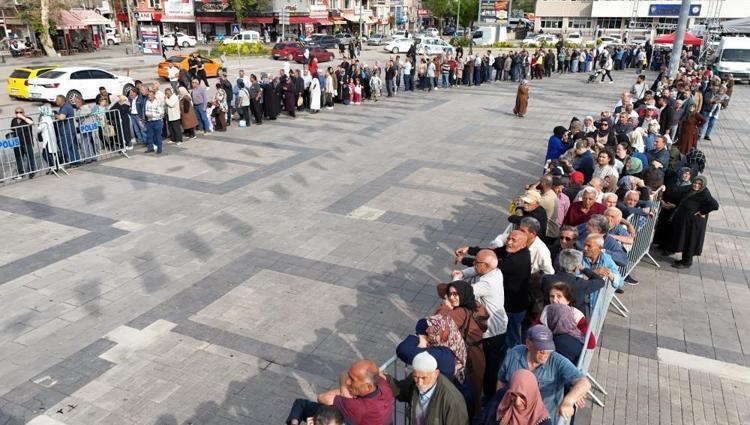 Kırıkkalede ücretsiz olduğunu duyan koştu Belediye 3 noktada dağıtım yaptı