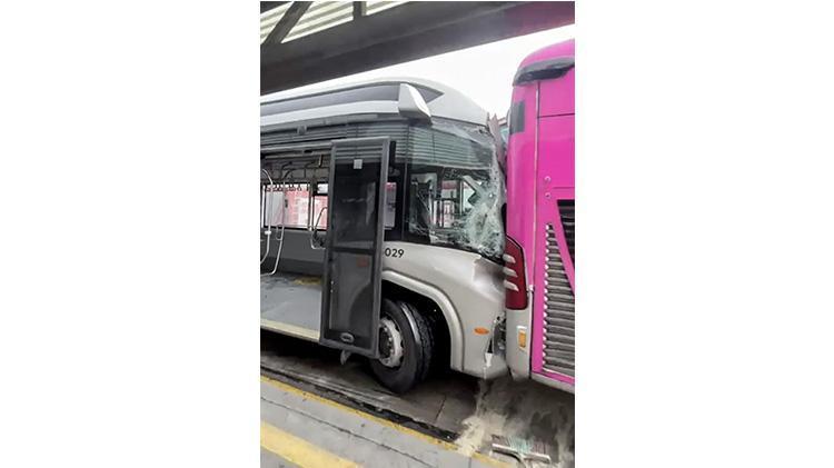 Metrobüs alarm veriyor Yoğun kazaların sebebi eski araçlar mı dikkatsiz sürücüler mi Kilometreleri 2 milyonu geçti