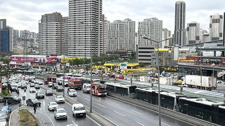 Metrobüs alarm veriyor Yoğun kazaların sebebi eski araçlar mı dikkatsiz sürücüler mi Kilometreleri 2 milyonu geçti