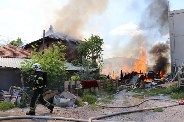 FERYATLA GELDİĞİ BABA EVİNDE AİLESİNE SEVİNÇLE SARILDI