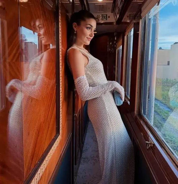 Hande Erçel pozlarıyla Cannesı salladı Sosyal medyada olay oldu