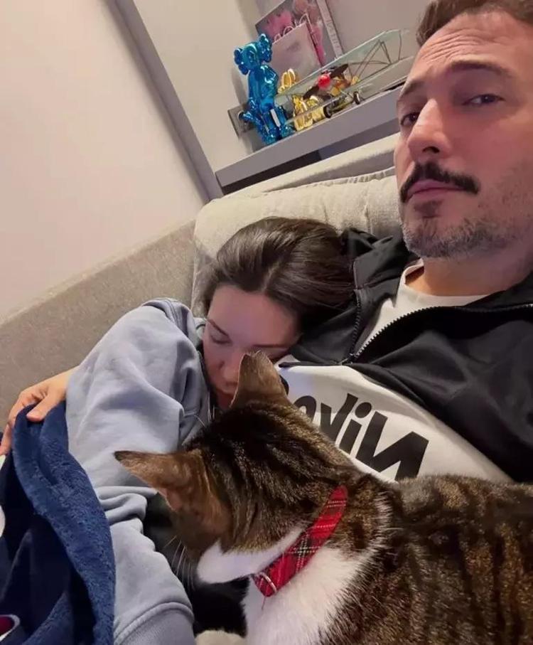 Hazal Subaşı aşk nöbeti geçiriyor Romantik paylaşım...