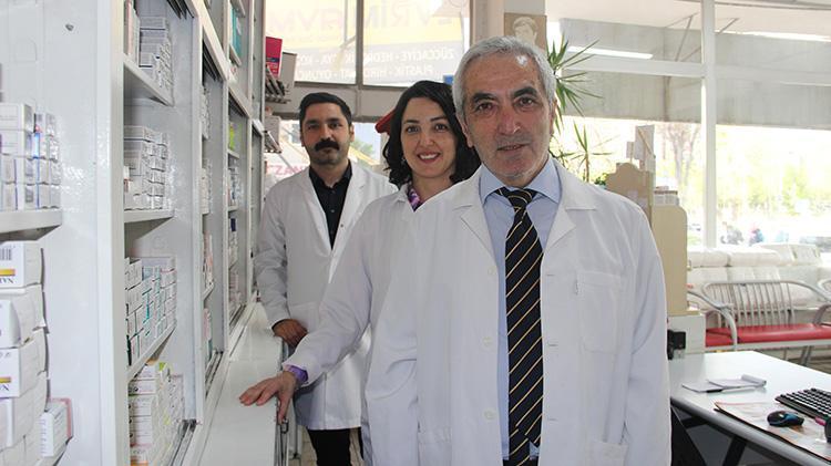 Babalarından gördüler Eczane raflarında büyüdüler, iki kardeş yan yana eczacılık yapıyorlar