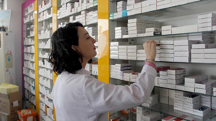 Babalarından gördüler Eczane raflarında büyüdüler, iki kardeş yan yana eczacılık yapıyorlar