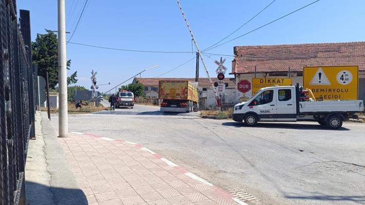 Tren gelmeyince çareyi bunda buldular Hemzemin geçitteki arızaya müdahale yöntemi şaşırttı