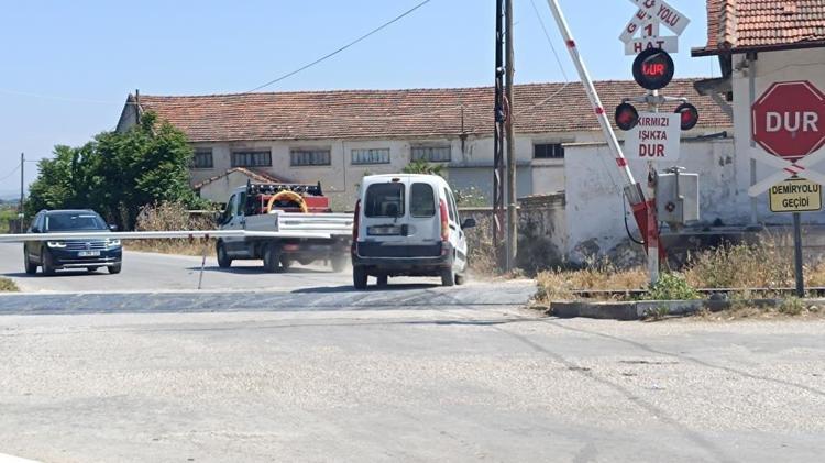 Tren gelmeyince çareyi bunda buldular Hemzemin geçitteki arızaya müdahale yöntemi şaşırttı