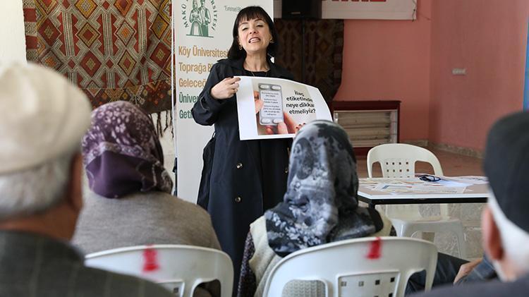 Burdurda Türkiyenin ilk köy üniversitesi kuruldu Akademisyen ve öğrenciler kırsala indi, 2 ayda 600 köylüye eğitim verildi
