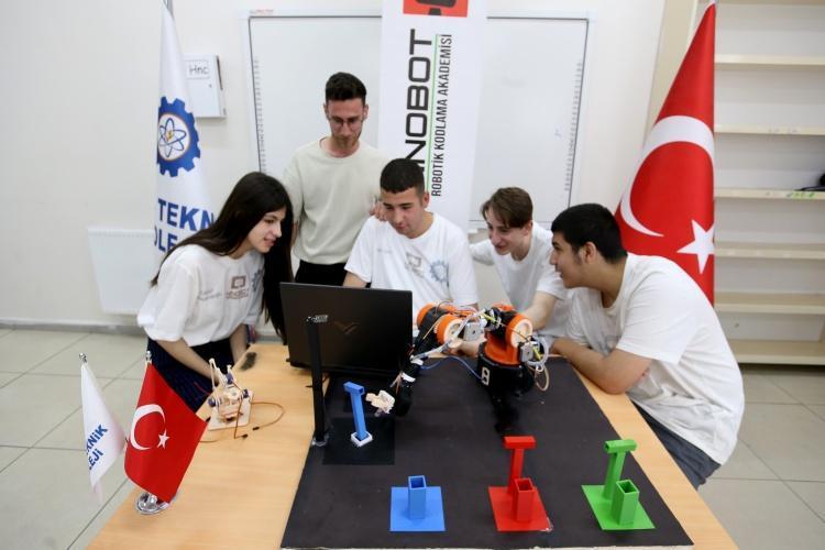 Vanda 21 öğrencisiyle icat etti 42 ülkeyi geçip birinci oldu: Moskovanın egemenliğine son verdiler