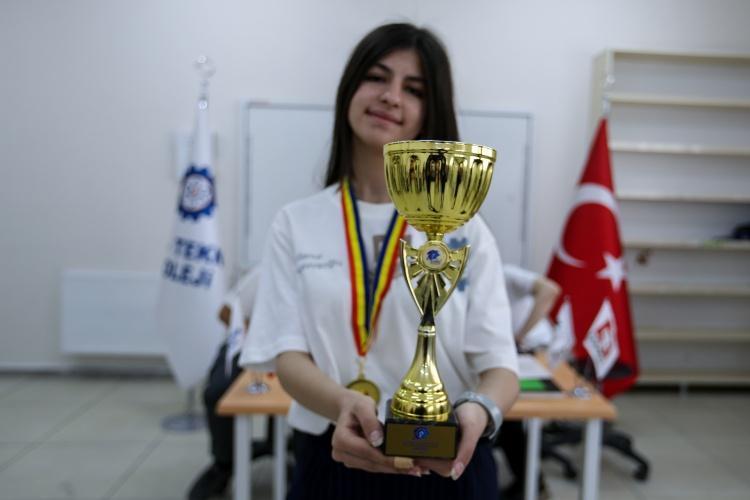 Vanda 21 öğrencisiyle icat etti 42 ülkeyi geçip birinci oldu: Moskovanın egemenliğine son verdiler