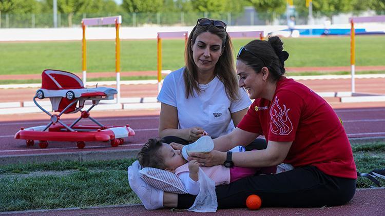 Diyarbakırın süper anneleri: Hem şampiyon yetiştiriyor hem bebek büyütüyorlar Çocuğum sahada büyüdü