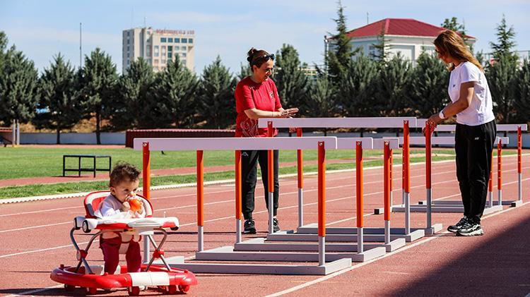 Diyarbakırın süper anneleri: Hem şampiyon yetiştiriyor hem bebek büyütüyorlar Çocuğum sahada büyüdü