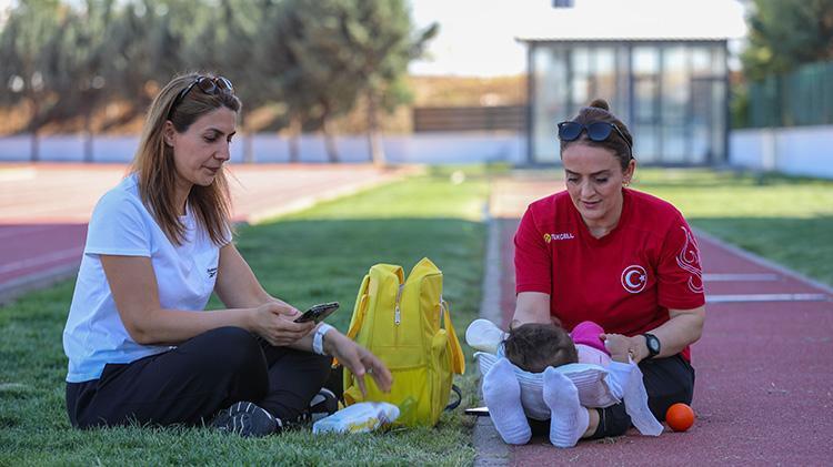 Diyarbakırın süper anneleri: Hem şampiyon yetiştiriyor hem bebek büyütüyorlar Çocuğum sahada büyüdü