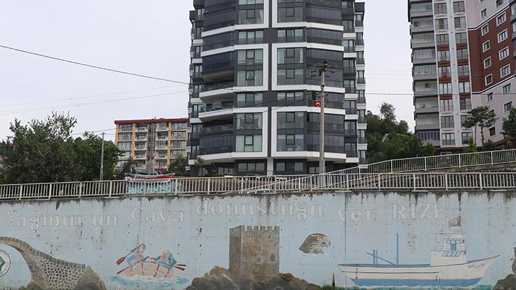 Rizede akıllara zarar görüntü: Gözümün önünde dursun dediği kayığı binanın girişine astı