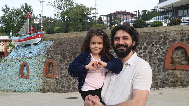 Rizede akıllara zarar görüntü: Gözümün önünde dursun dediği kayığı binanın girişine astı