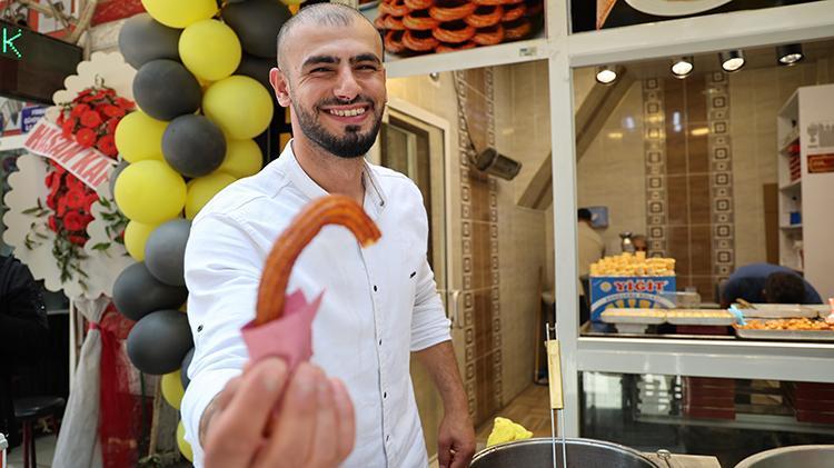Seyyar satıcılıktan patronluğa 23 yaşında başardı, bedava dağıttı