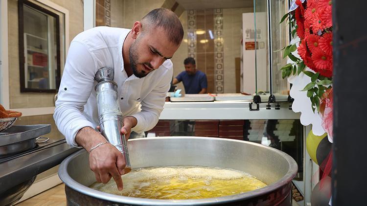 Seyyar satıcılıktan patronluğa 23 yaşında başardı, bedava dağıttı