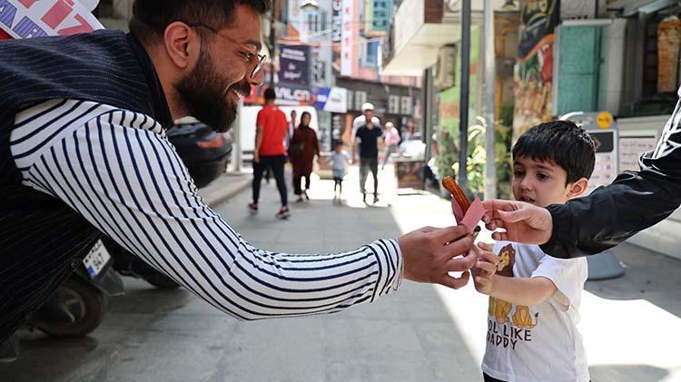 Seyyar satıcılıktan patronluğa 23 yaşında başardı, bedava dağıttı