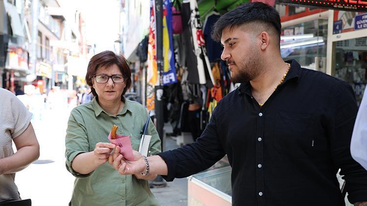 Seyyar satıcılıktan patronluğa 23 yaşında başardı, bedava dağıttı