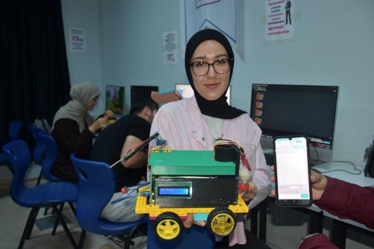 Adanada okul bahçesinde icat ettiler Gübreleme yapan robot geliştirip Finlandiyada eğitime başlandı