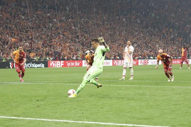 Fernando Muslera dün Galatasaraydan ayrıldı, bugün yeni takımı belli oldu