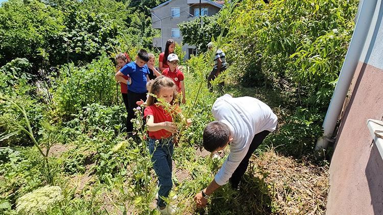 ÖĞRENCİLER YAPTIKLARINDAN KEYİF ALIYOR