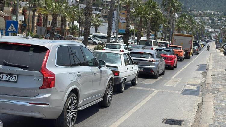Bayram tatili sonrası dönüş çilesi başladı Birçok noktada trafik kilit, işte son durum