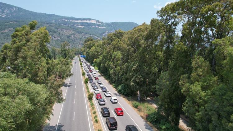 Bayram tatili sonrası dönüş çilesi başladı Birçok noktada trafik kilit, işte son durum