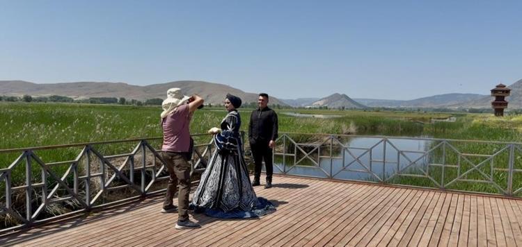 Kaz Gölü yeni evlenenlerin fotoğraf mekanı oldu
