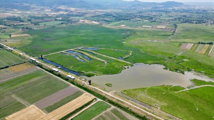 Kaz Gölü yeni evlenenlerin fotoğraf mekanı oldu