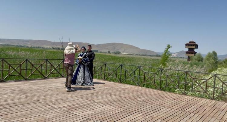 Kaz Gölü yeni evlenenlerin fotoğraf mekanı oldu