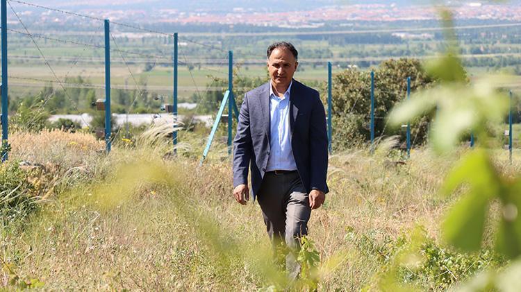 Erzincanda öğretim üyesi çorak araziyi tarıma kazandırdı İşte akıllara durgunluk veren yöntem