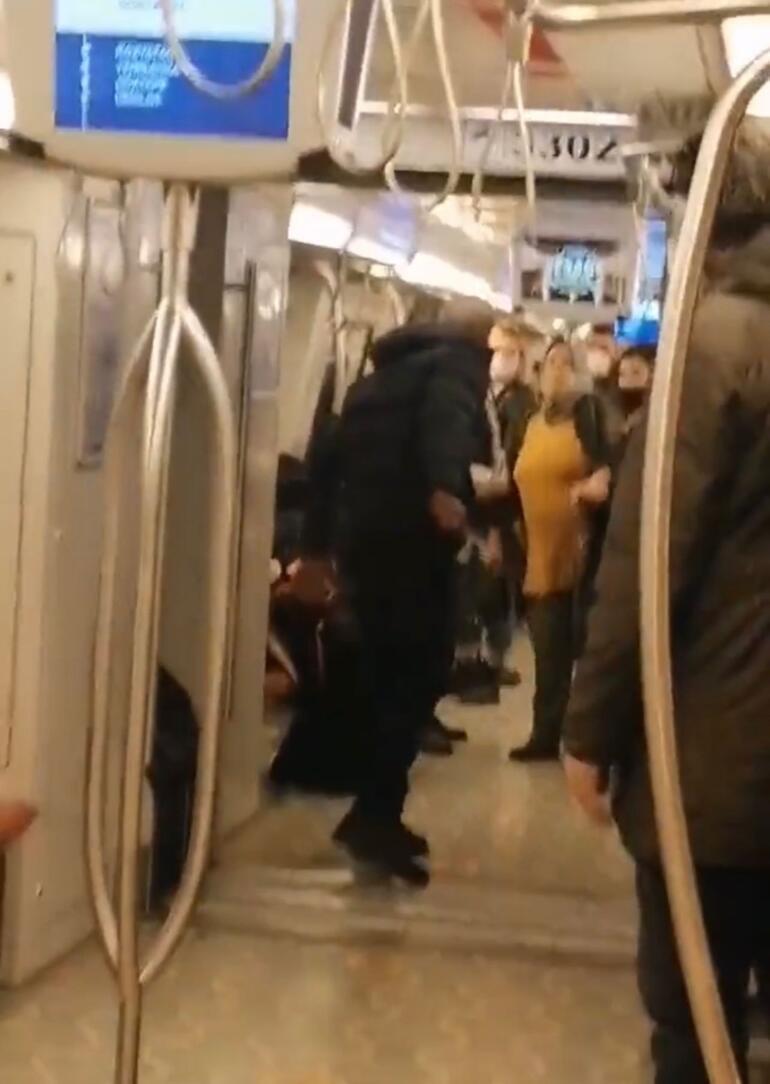 Kadıköy-Tavşantepe metrosunda dehşet dolu anlar Etrafa küfürler savurarak önce kadının üzerine yürüdü ardından...