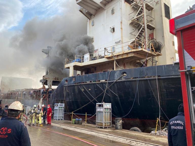 Kuru yük gemisinde korkutan yangın Ekipler müdahele ediyor