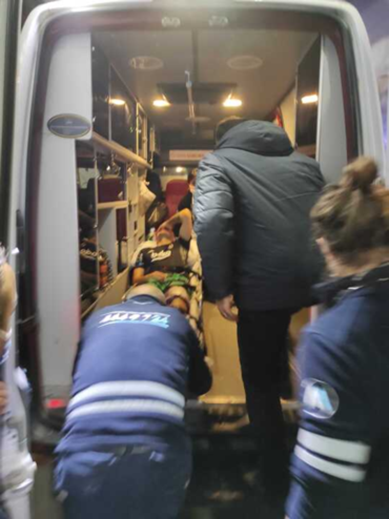 Büyük talihsizlik Yıldız futbolcu ambulansla hastaneye kaldırıldı