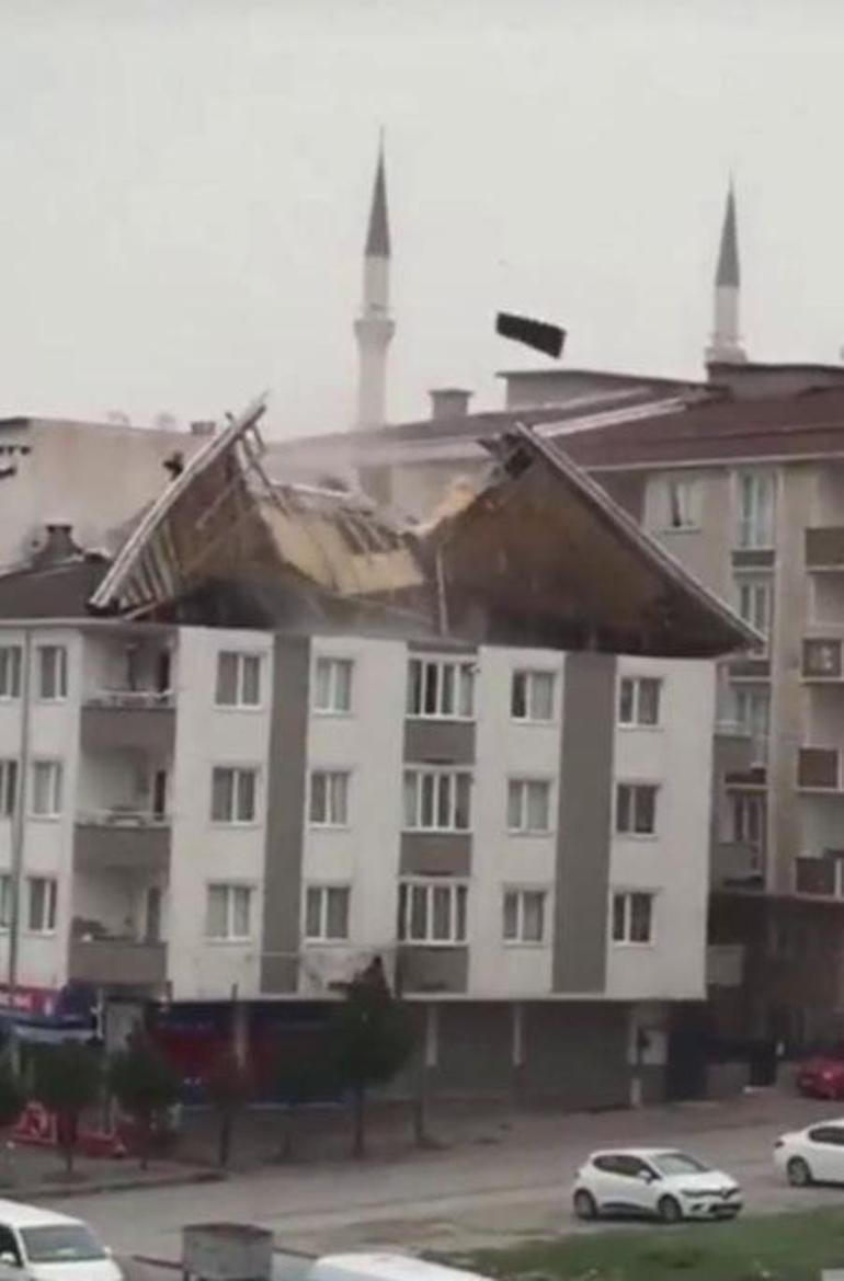 İstanbulda binanın çatısı vatandaşların üzerine uçtu Çok sayıda ölü ve yaralı var