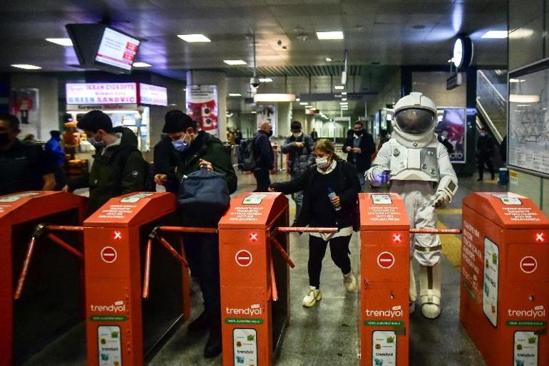Metroda ortaya çıkan astronot şaşkınlık yarattı