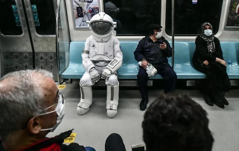 Metroda ortaya çıkan astronot şaşkınlık yarattı