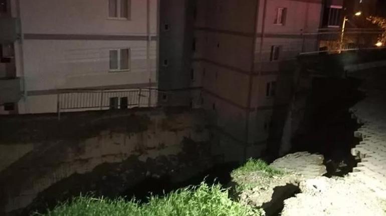 İzmirde bir sitede korkutan durum İstinat duvarı yıkıldı 2 bina tahliye edildi