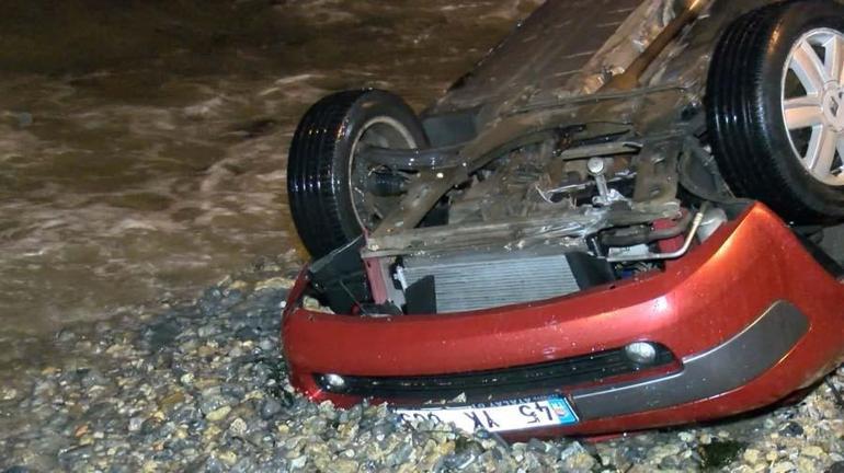 Tuzla Sahilde otomobil ile denize uçtu dalga götürmesin diye iple bağladı