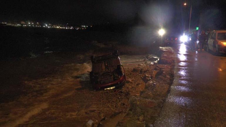 Tuzla Sahilde otomobil ile denize uçtu dalga götürmesin diye iple bağladı