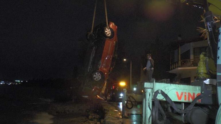 Tuzla Sahilde otomobil ile denize uçtu dalga götürmesin diye iple bağladı
