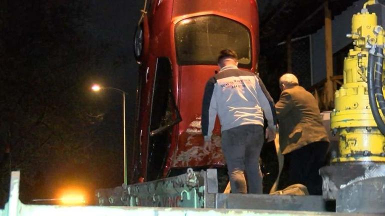 Tuzla Sahilde otomobil ile denize uçtu dalga götürmesin diye iple bağladı
