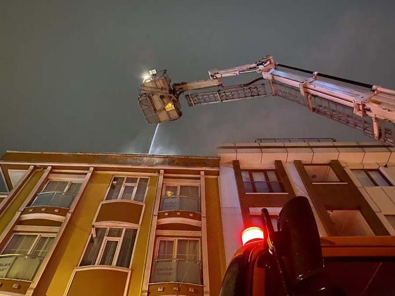 Çekmeköy’de 4 katlı apartmanın çatısı alev alev yandı, mahalleli sokağa döküldü