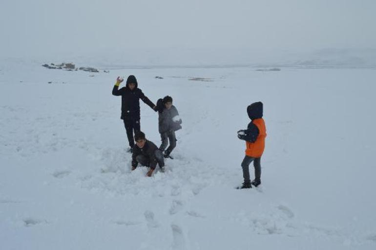 Ağrıda çocukların kar eğlencesi