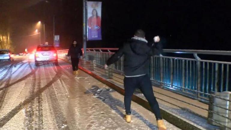 İstanbulda beklenen kar yağışı başladı Trafikte yoğunluk...