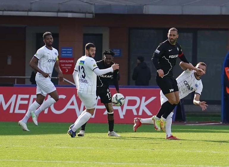 Kasımpaşa - Altay mücadelesinde 2 gol, kaçan penaltı ve kırmızı kart vardı